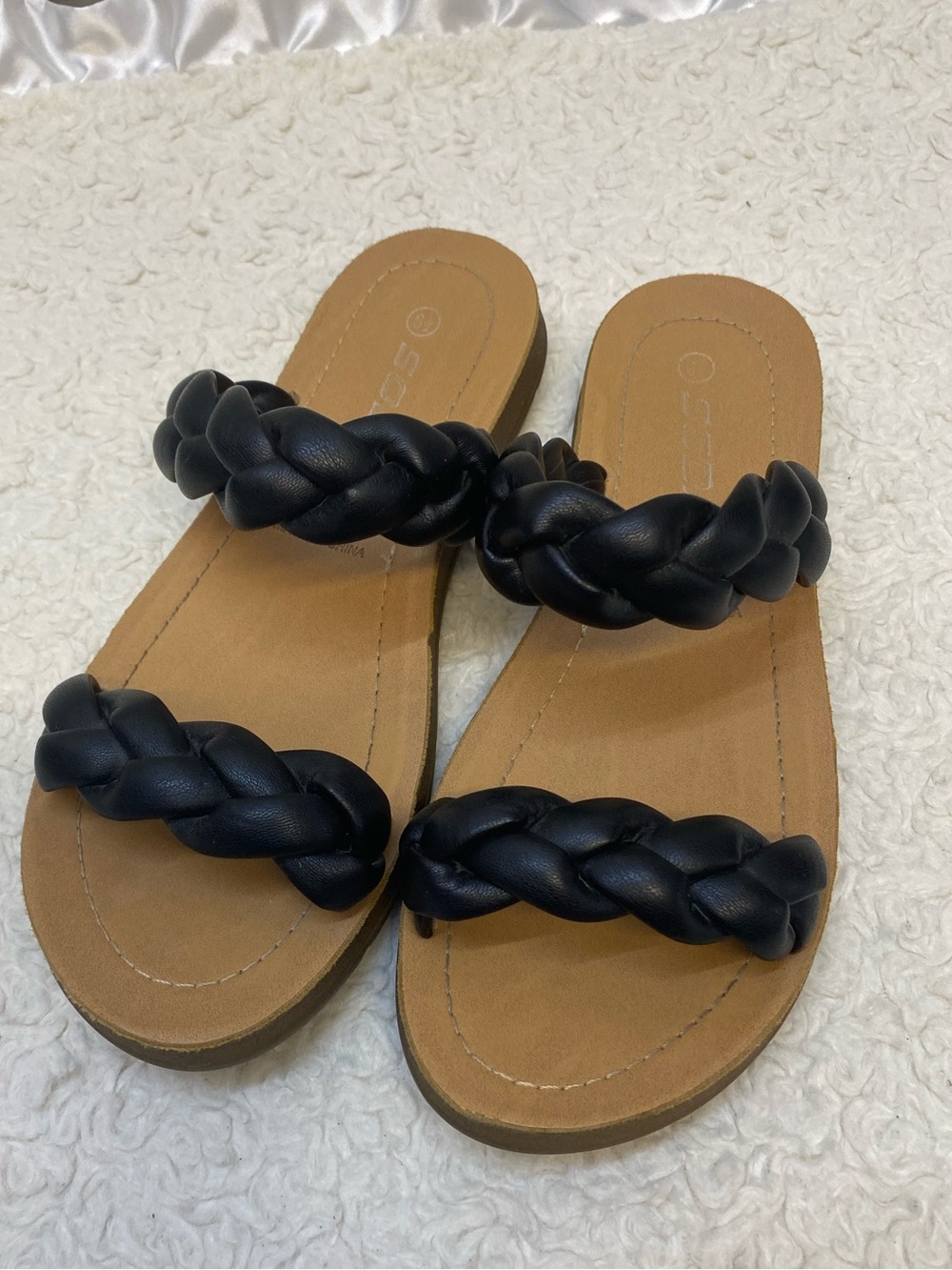 Soda Double Strap black braided flat sandals with tan footbeds Women’s size 6.5